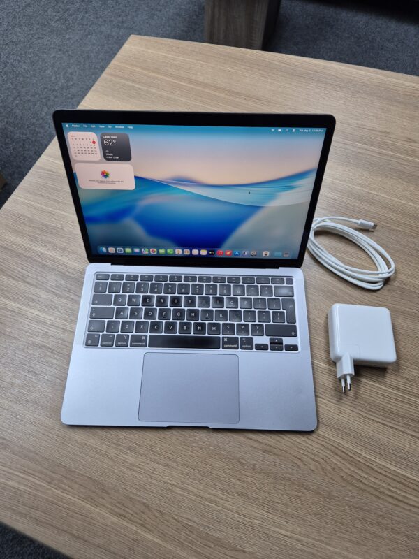 MacBook Air M1 Chip 8GB 256GB (Pre-owned)