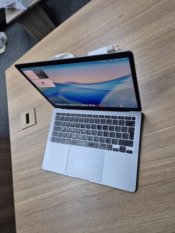 MacBook Air M1 Chip 8GB 256GB (Pre-owned)