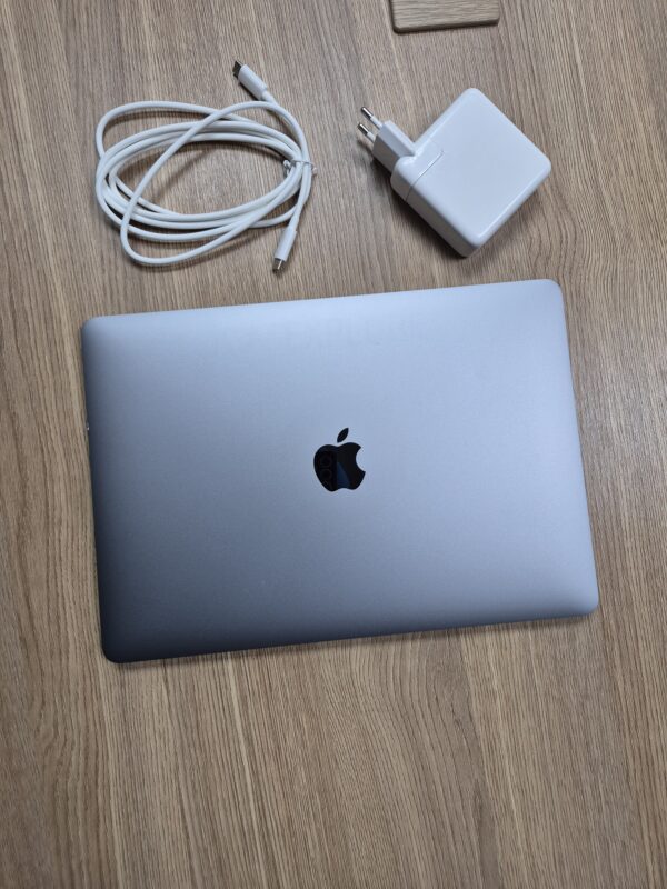 MacBook Air M1 Chip 8GB 256GB (Pre-owned)