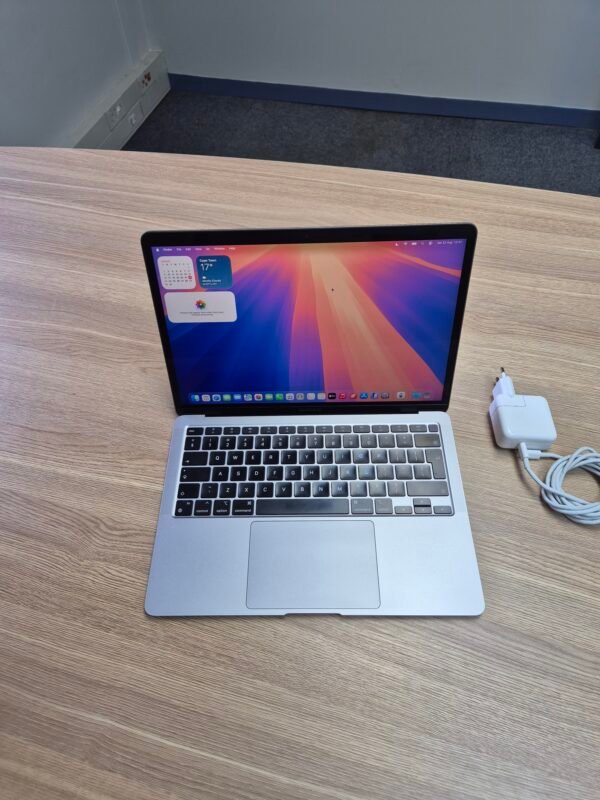 MacBook Air M1 Chip 8GB 256GB (PRE-OWNED)